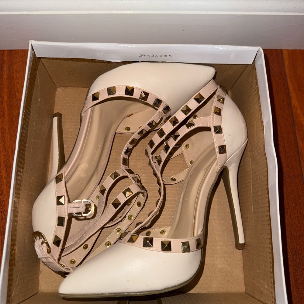 Nude Closed toe heels